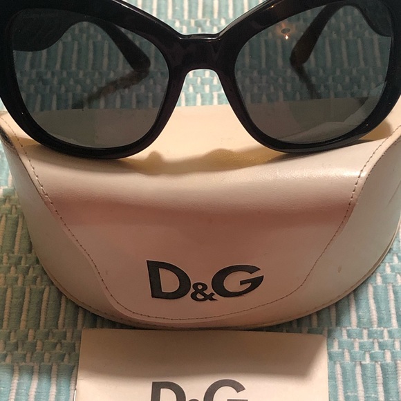 Dolce and Gabbana sunglasses with flower trim - Picture 2 of 5